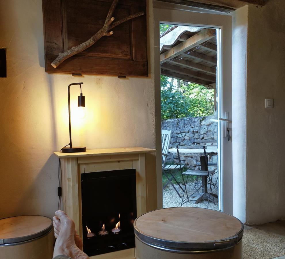 Suites De Campagne Les Eydieux, Petits Dejeuners Inclus Saint-Angel  Exteriör bild